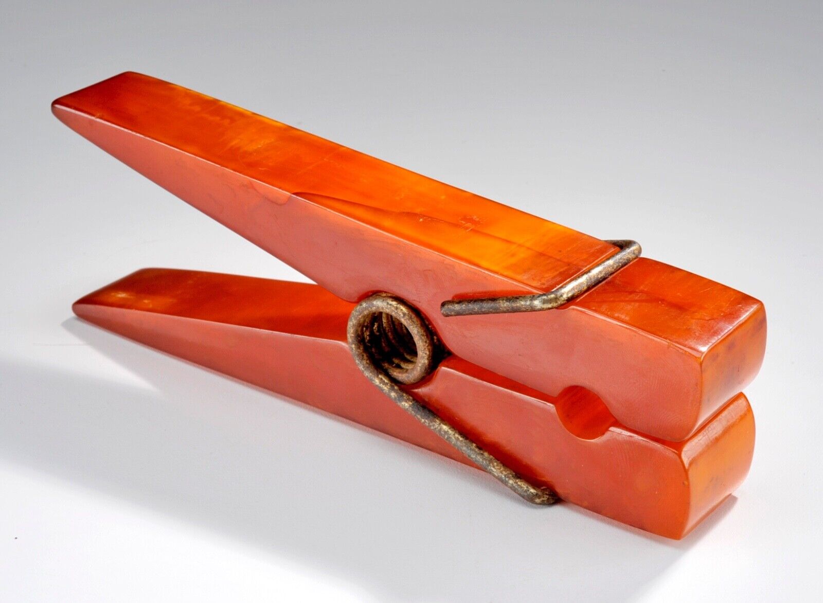 Art Deco Orange Red Swirly Bakelite Catalin Clothes Pin Paper Clip Holder 191 g