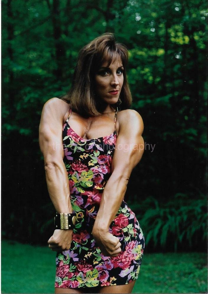 FEMALE BODYBUILDER 80's 90's FOUND PHOTO Color MUSCLE WOMAN Portrait EN 16 18 K