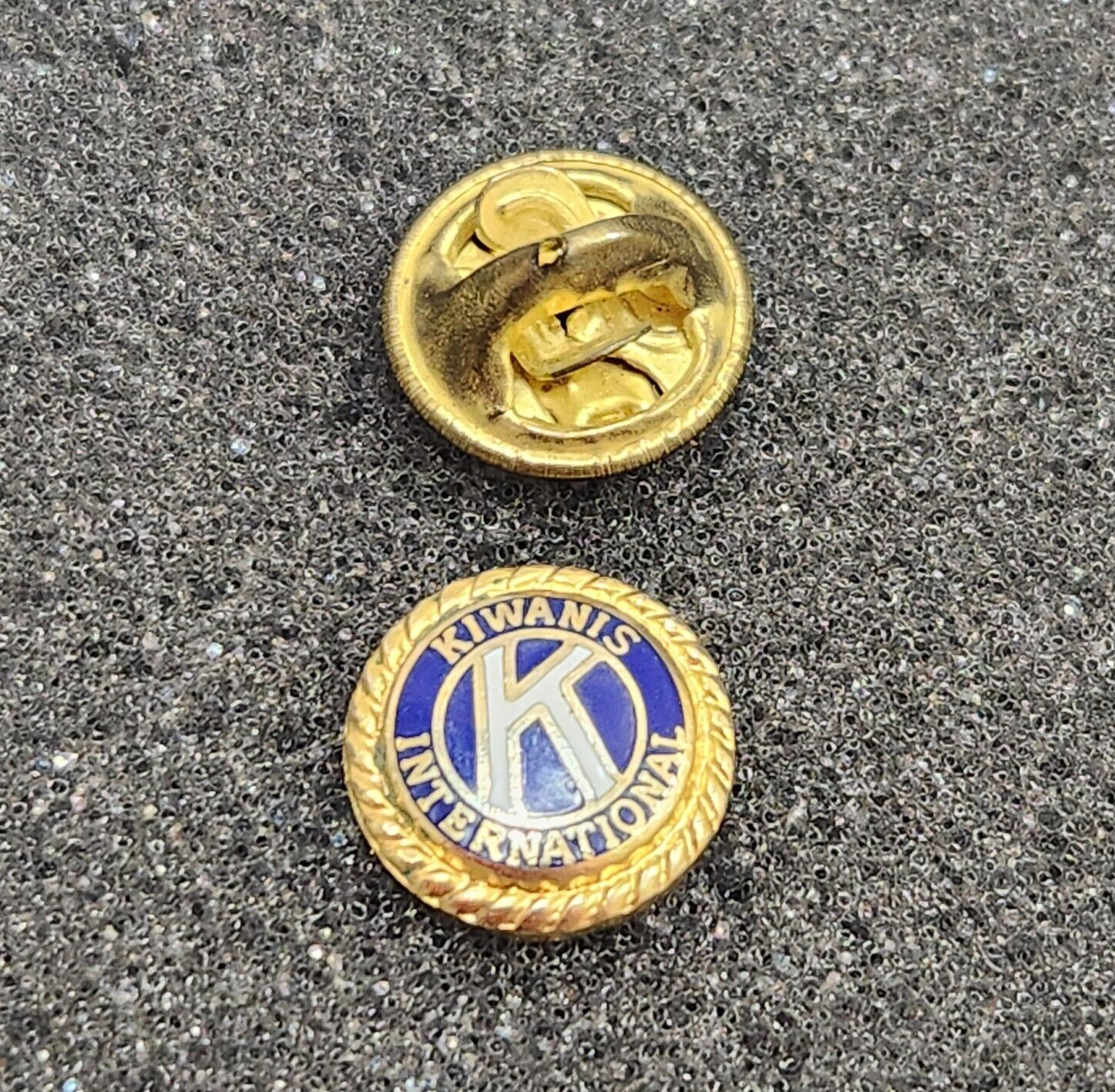 Kiwanis International Aktion Club Gold Tone Lapel Pin Badge Brooch
