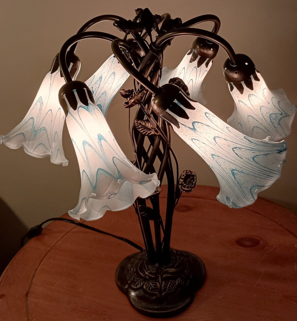 STUNNING Meyda Tiffany Style Downturned Lily Bronze Table Lamp, white & blue 
