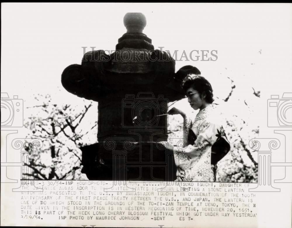 1954 Press Photo Diplomat Tutsuko Iguchi\'s daughter lights Japanese lantern, DC