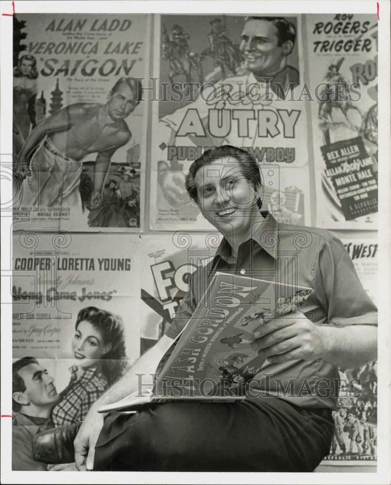 1973 Press Photo Nostalgia buff Earl Blair holds book about Flash Gordon