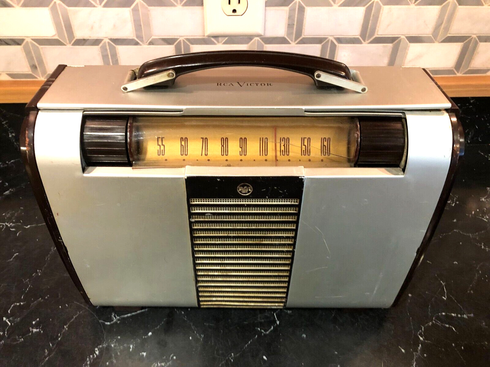 RCA Victor 8BX6 Portable AM Radio