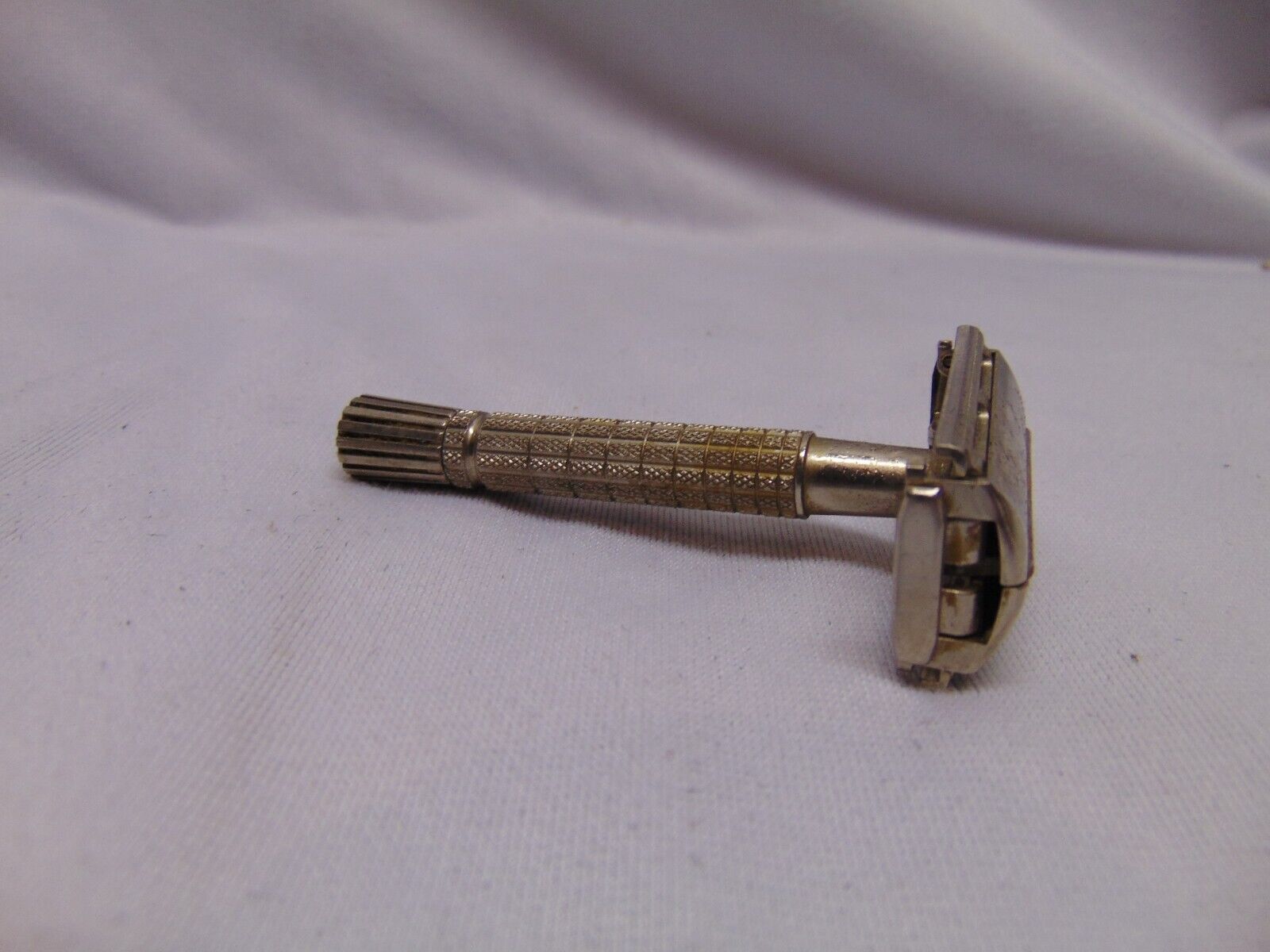 vintage Gillette all metal razor screw to open up 3
