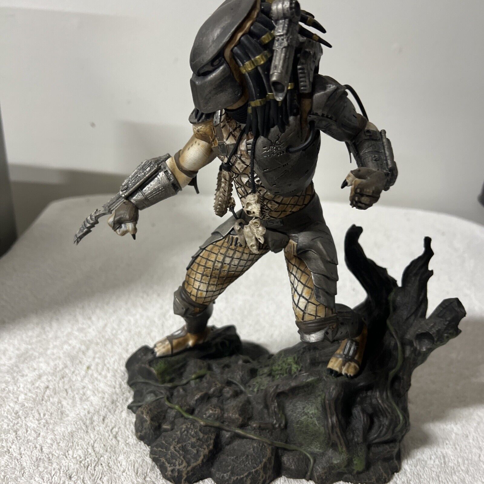 DST Gallery Diorama Unmasked Predator Statue