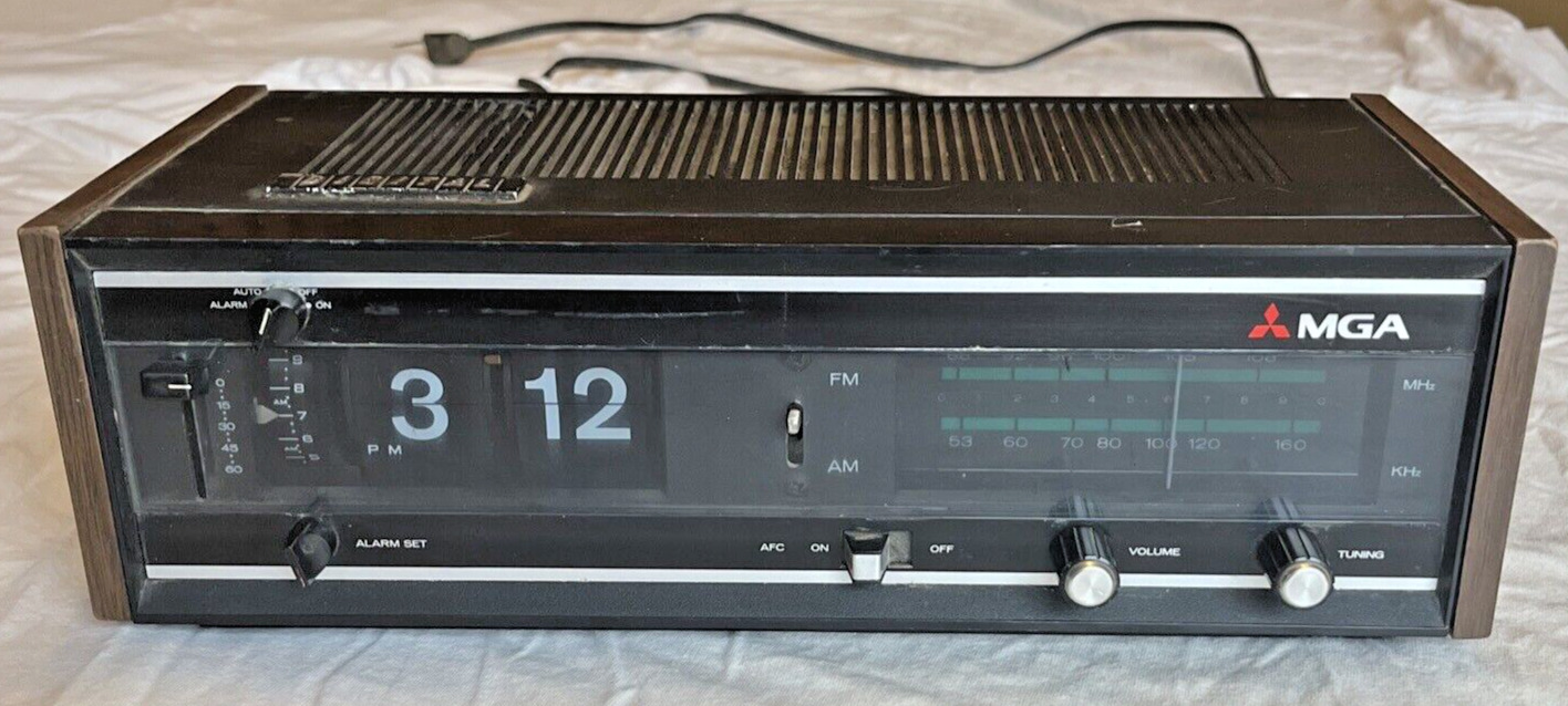 Vintage MGA Mitsubishi RWF-81 FLIP Clock Radio for parts repair RARE