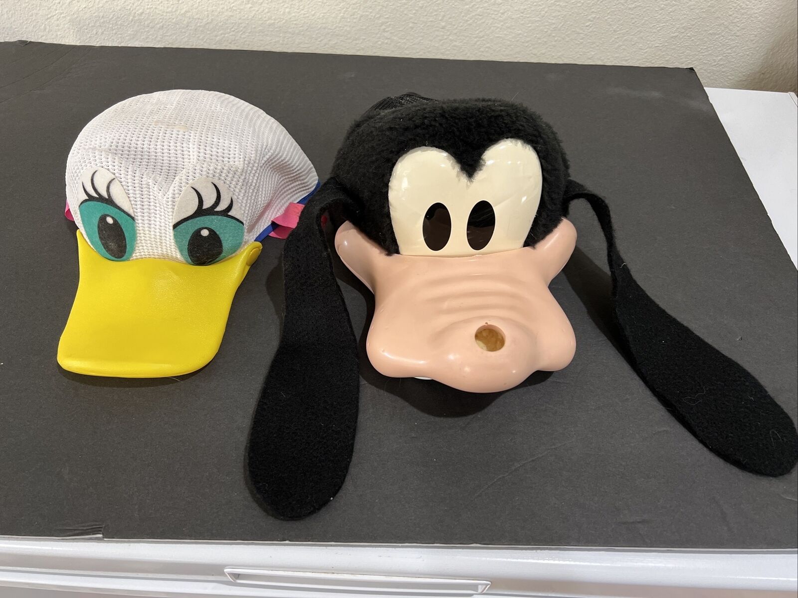Vintage Disney 1997 Goofy Hard Plastic Hat & Korea Daisy Duck Squeak Bill DAMAGE