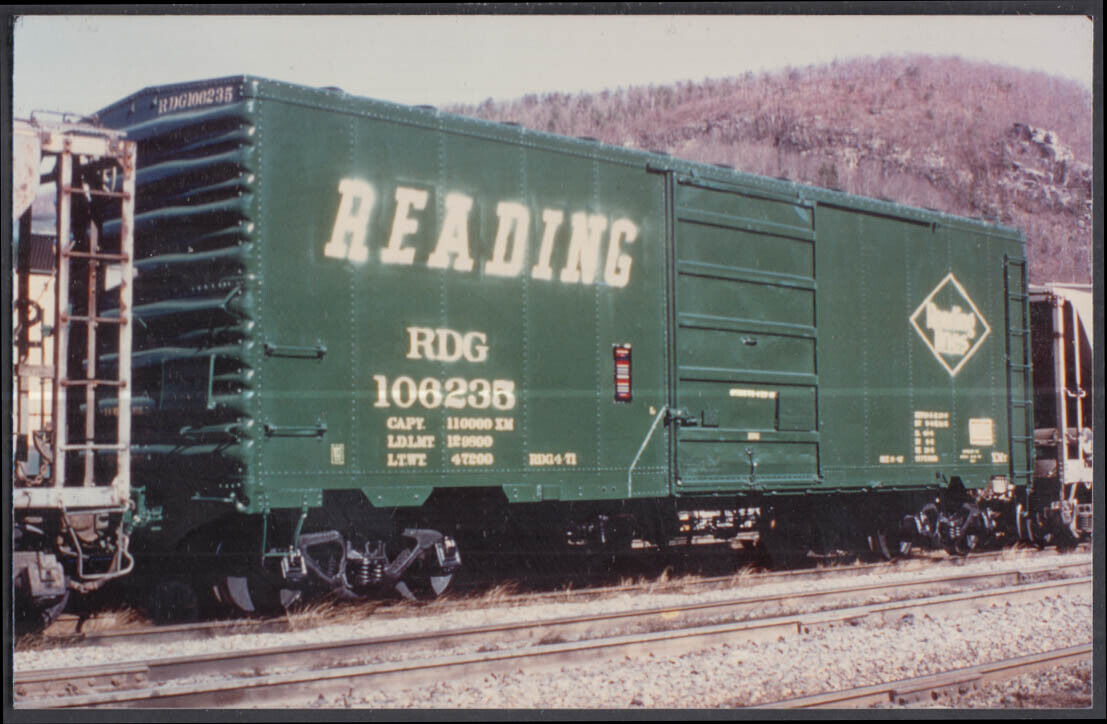 Reading Railroad color photo: steel box car #106235 RDG 4-71 in train