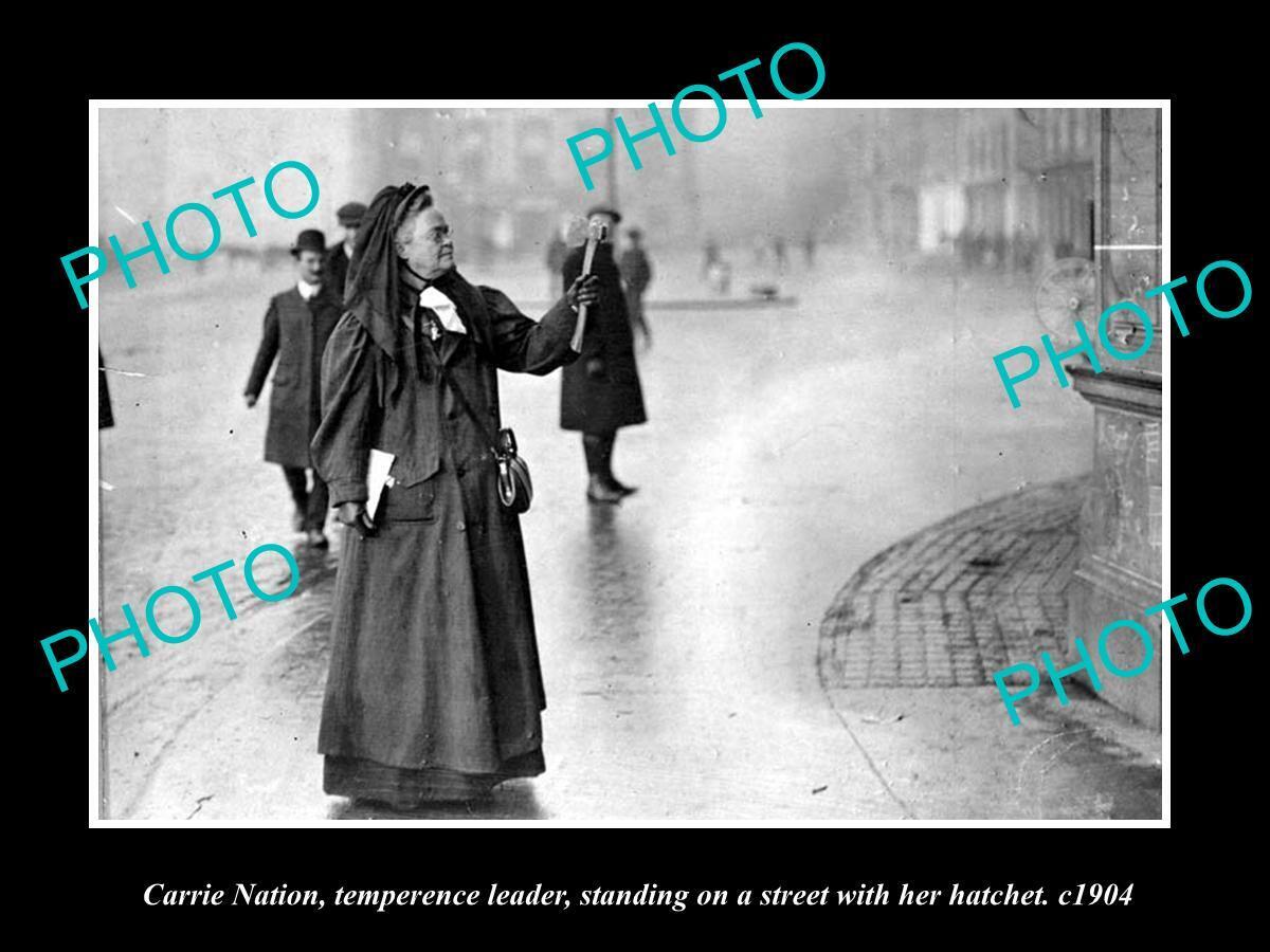 OLD 8x6 HISTORIC PHOTO OF TEMPERENCE LEADER CARRIE NATION WITH HACHET c1904