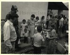 1984 Press Photo Lloyd Dobyns chats with Honduran campesinos on 
