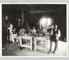 AMPUTEE Soldiers w PROSTHETIC LIMBS Make Bandages WWI c 1915 Press Photo picture