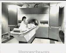 1987 Press Photo Sandra Holman preps patient for MRI scan at Catawba Memorial picture