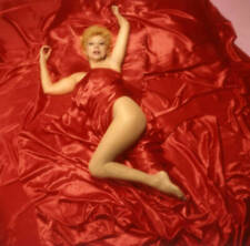 Italian actress Sandra Milo laying wrapped in a red sheet Ital- 1983 Old Photo picture