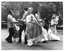 1973 Press Photo National Jamaican Folk Singers dance rehearsals London plaid kg picture