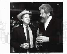 1986 Press Photo Stuart Perlman chats with artist Richard Kozlow at a party picture