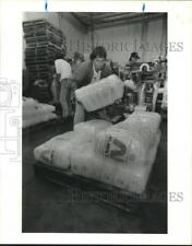 1991 Press Photo Ricardo Rosas Stacks Ice at Reddy Ice Plant in Houston, Texas picture