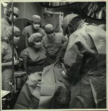 1972 Press Photo Dr. Irina Petrov observes heart surgeon Dr. Denton Cooley, TX picture