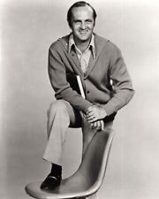 Bob Newhart smiling pose from 1972 The Bob Newhart Show 24x36 inch poster picture