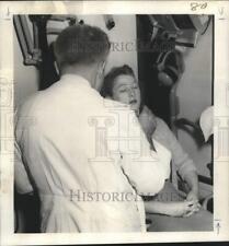 1957 Press Photo Patient Sheila Katz Hypnotized to Eliminate Anesthetic picture