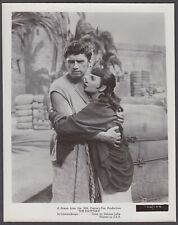 Edmund Purdom holding Jean Simmons in The Egyptian 8x10 photo 1954 picture