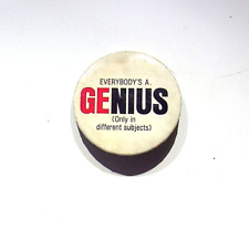 EVERYBODY'S A GENIUS ONLY IN DIFFERENT SUBJECTS - VINTAGE ADVERTISING BUTTON PIN picture