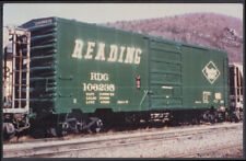 Reading Railroad color photo: steel box car #106235 RDG 4-71 in train picture