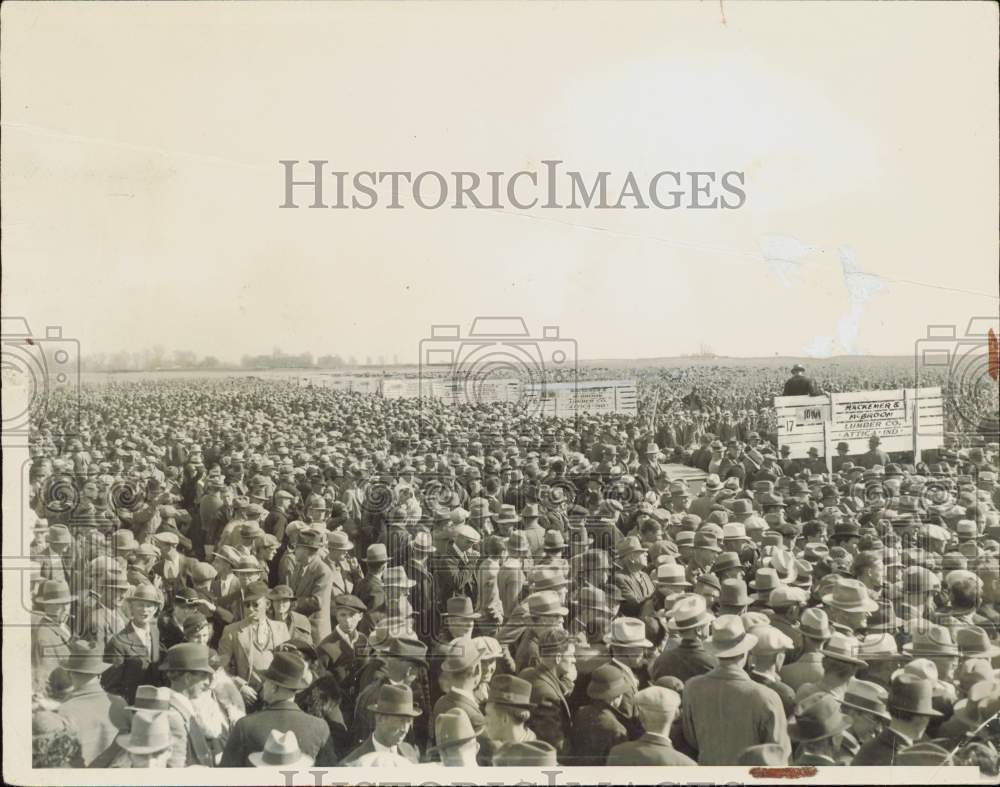 1935 Press Photo Crowd at National Corn Husking Contest in Newton, Indiana