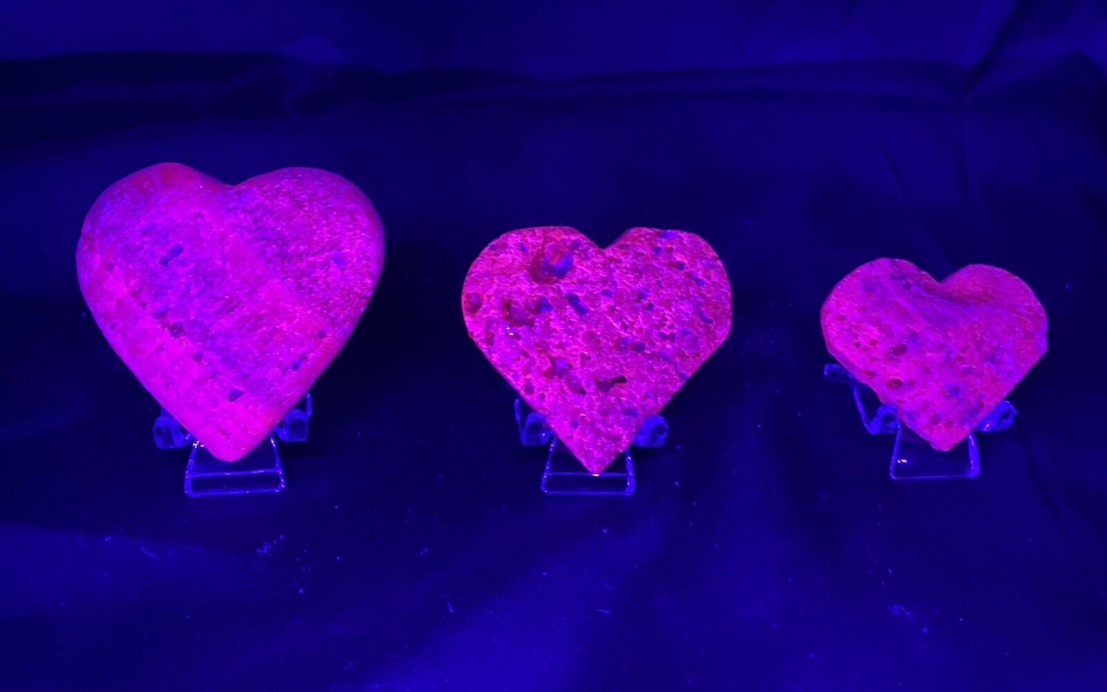 Set Of 3 Adorable Honeycomb Ruby Hearts With Stands 221 Grams UV Reactive