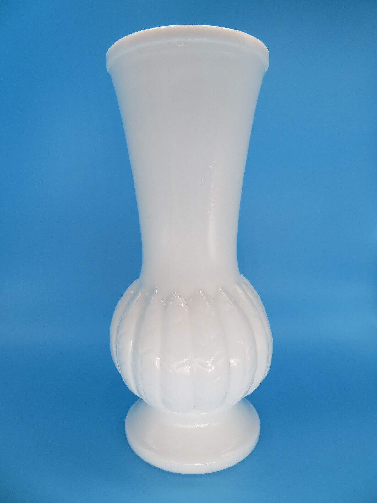 VINTAGE BELIEVED TO BE RANDALL MILK GLASS FEATHER WHEAT FLOWER VASE