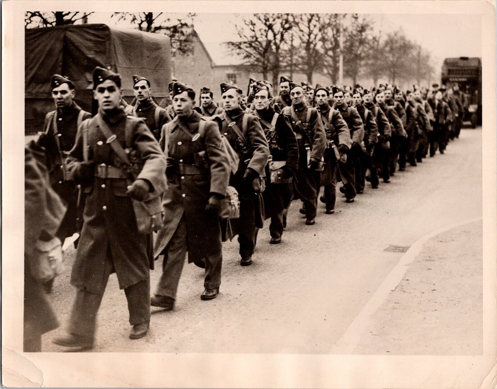 Original Type 1 WW2 Press Media Photo CANADIAN SOLDIERS MARCH IN ENGLAND 1940