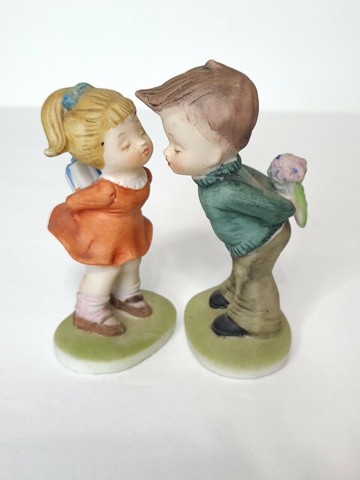 Vintage WIW Bisque Porcelain Kissing Boy & Girl Figurine 4\