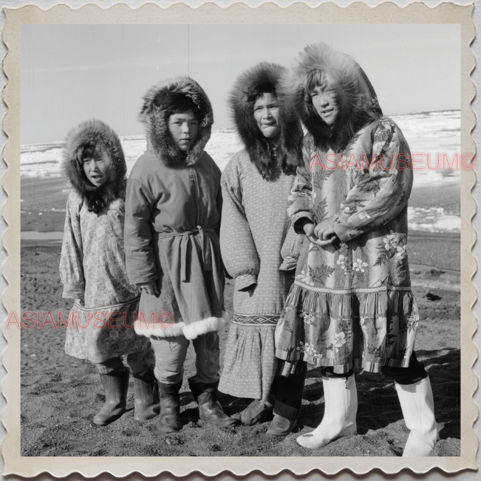 50s UTQIAGVIK NORTH SLOPE BARROW ALASKA BEACH GIRLS LADY VINTAGE USA Photo 7773