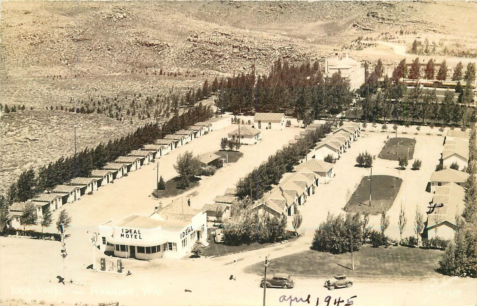 Postcard RPPC 1945 Wyoming Rawlins Ideal Motel Birdseye roadside 23-12338