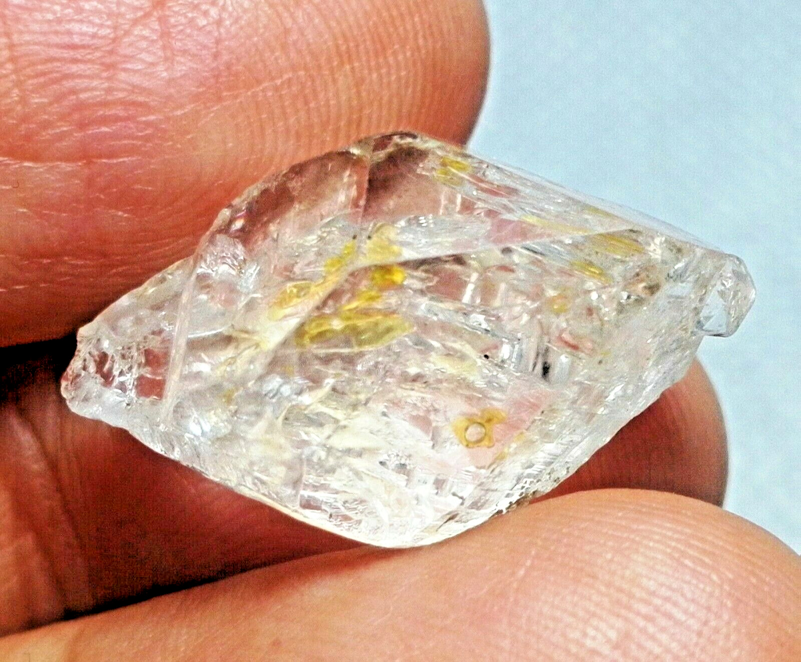 24 Cts Fluorescent Petroleum Quartz With Moving Bubbles,Methane from Pakistan