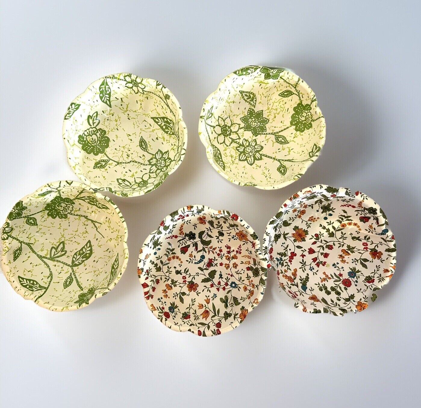 Vintage Plastic Bowls Ruffled Edges Colorful Pattern Thin Plastic Disposable? {K