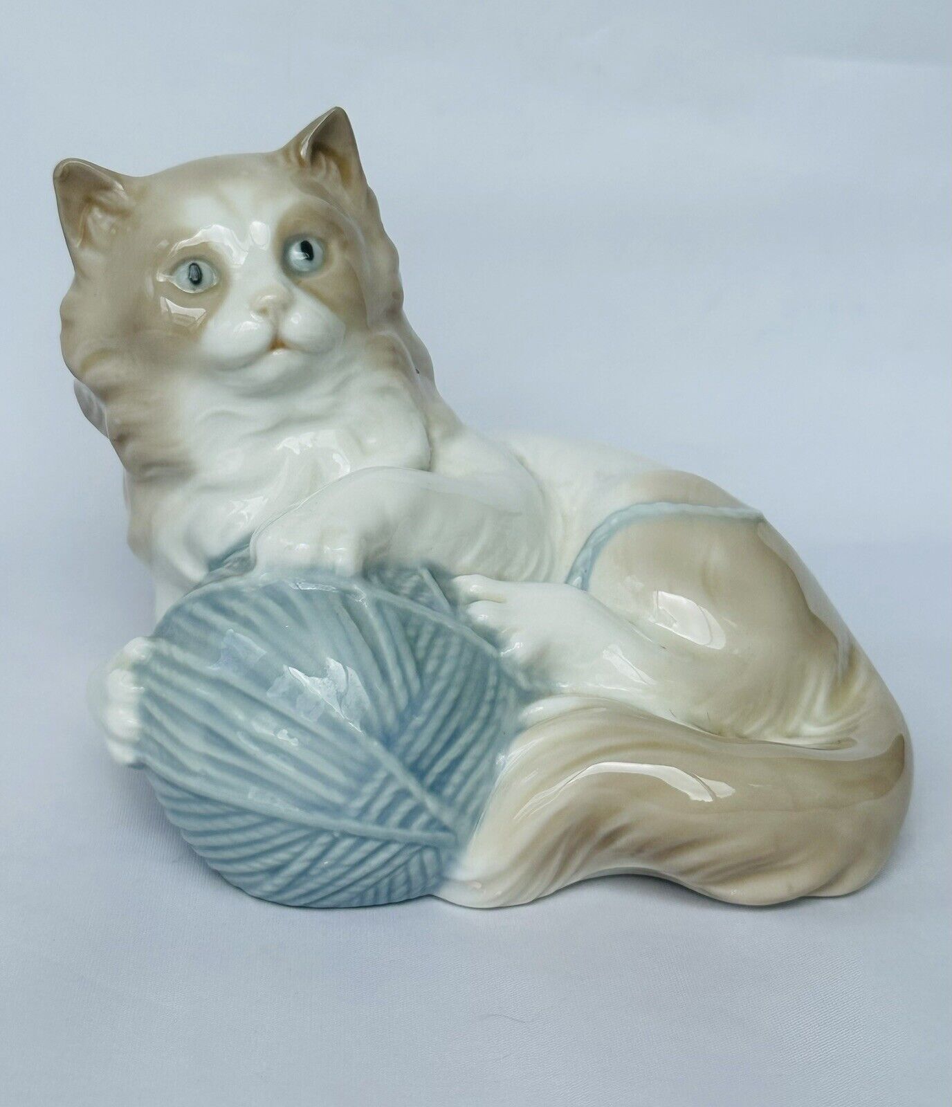 NAO By Lladro CAT WITH YARN BALL 257 VINTAGE 1980's 5.25