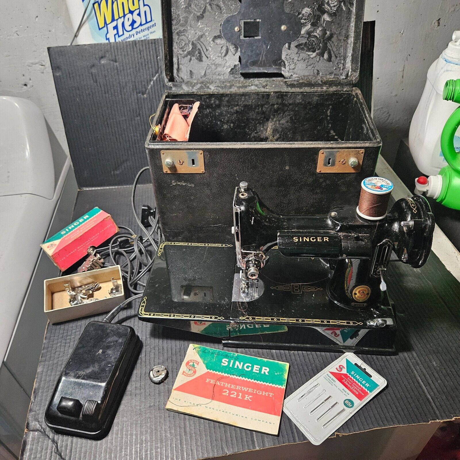 1961 Singer  221 K Featherweight Sewing Machine w/Case serial# ES657246