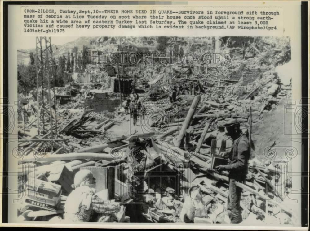 1975 Press Photo Lice, Turkey earthquake survivors sift through remains.
