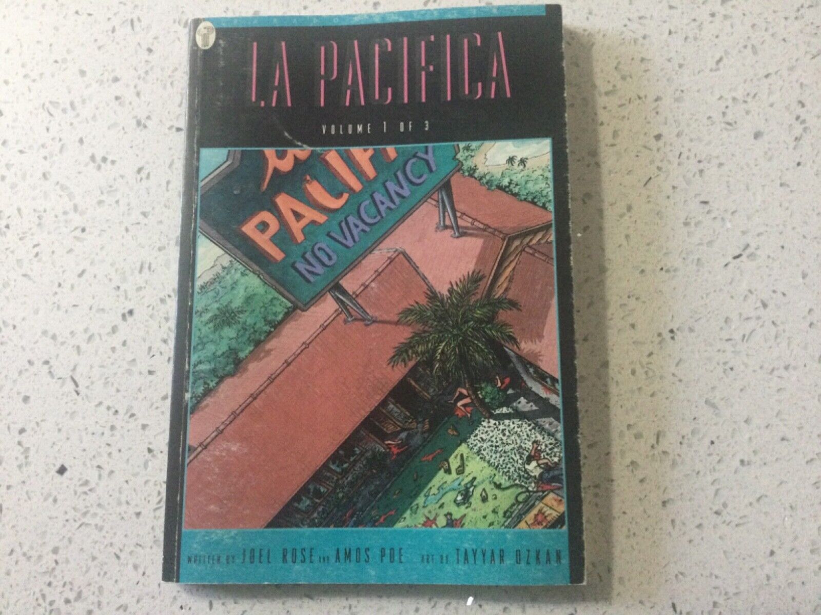 LA PACIFICA VOLUME 1 / PARADOX PRESS 1994 GRAPHIC NOVEL First Printing