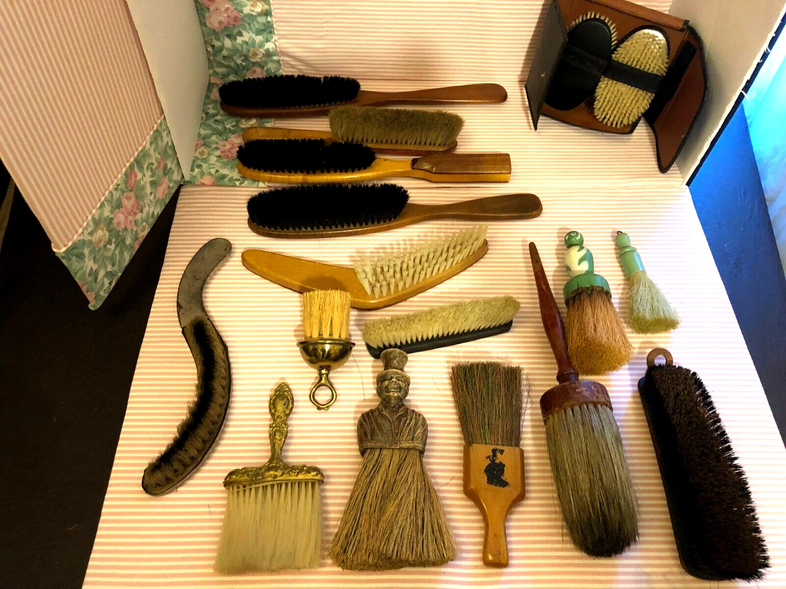 RARE ANTIQUE VINTAGE LOT 18 PIECES OLD BARBERSHOP BRUSHES HORSEHAIR COLLECTABLES