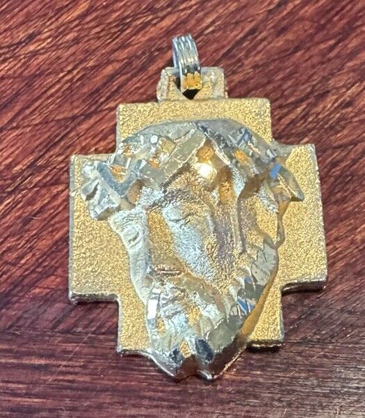 Vintage 1970’s Head Of Jesus Cross Goldtone Diamond Cut Pendant .75” Across