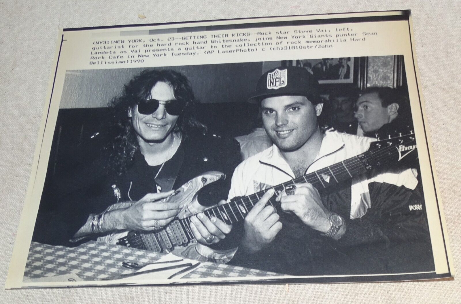 1990 AP Laser Photo STEVE VAI (Whitesnake) & Sean Landeta (NY Giants) Hard Rock