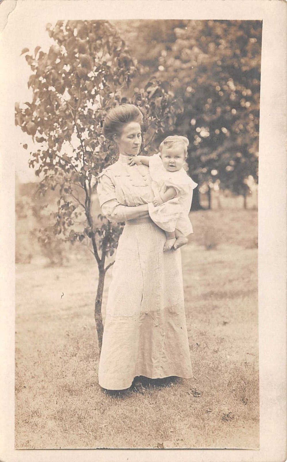 RPPC MOTHER (BIG HAIR) AND CHILD OUTSIDE REAL AZO PHOTO c1910 POSTCARD 9054