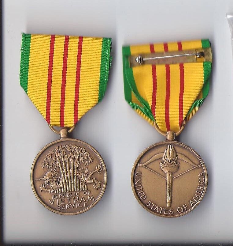 Genuine Vintage Vietnam Service full size Award medal SPECIAL