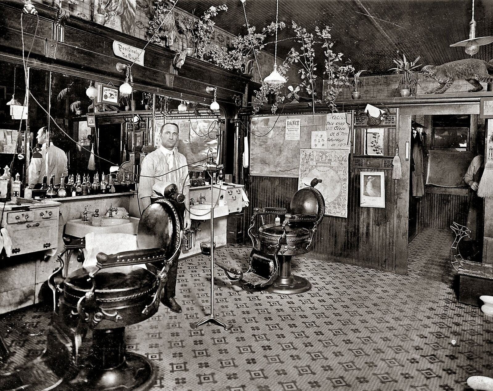 1915 BARBER & HIS SHOP Photo  (224-O)