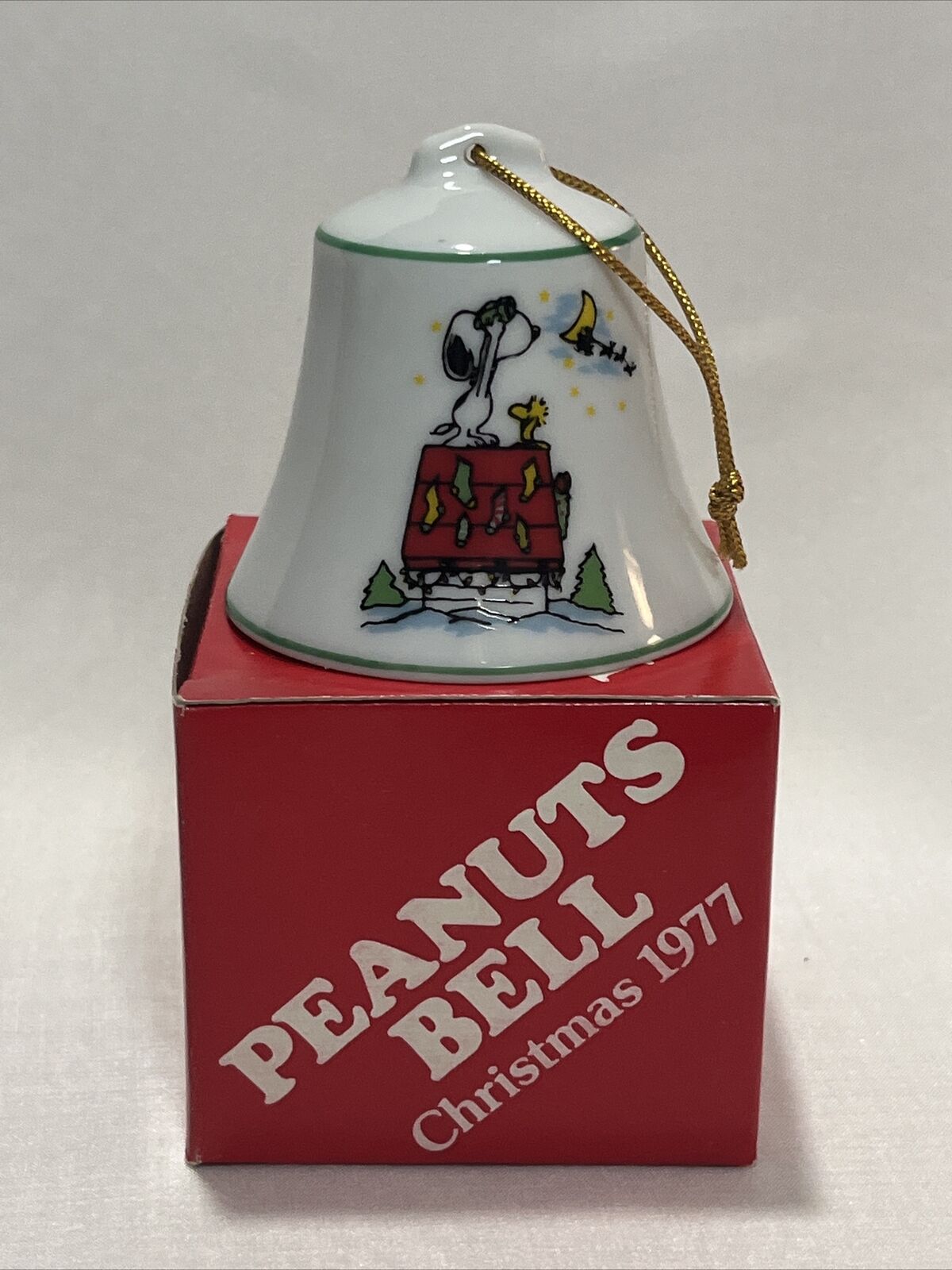 Peanuts Bell Christmas 1977 - Snoopy & Woodstock On His Doghouse - No. 1873