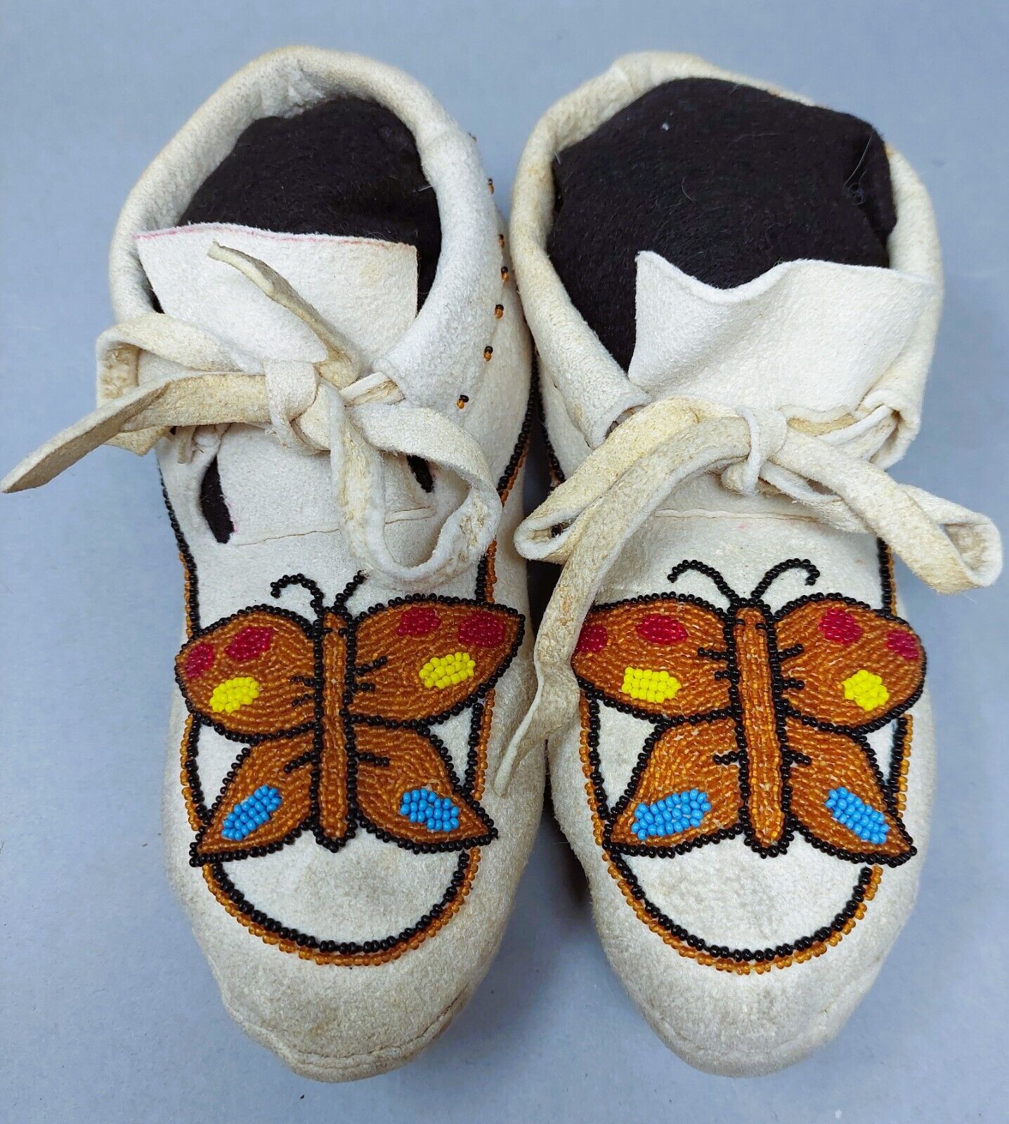 Vintage NORTHERN CREE /  ATHABASKAN INDIAN BEADED BUTTERFLY MOCCASINS 9\