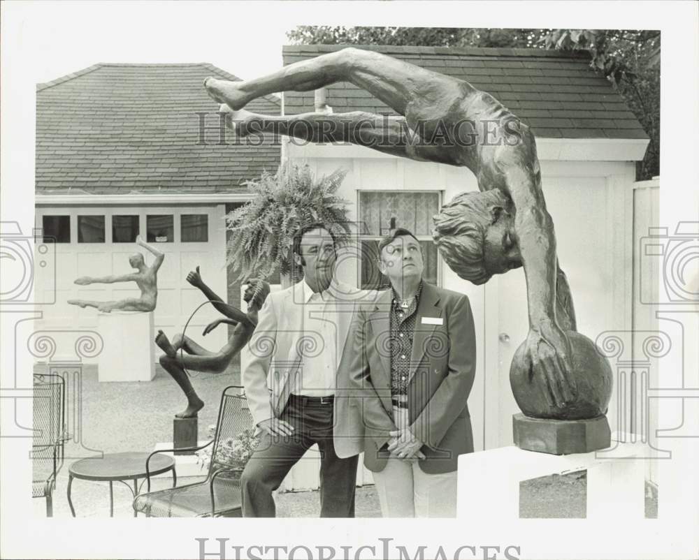 1982 Press Photo Victor Salmones and Glenn Munden view Salmones' creation.
