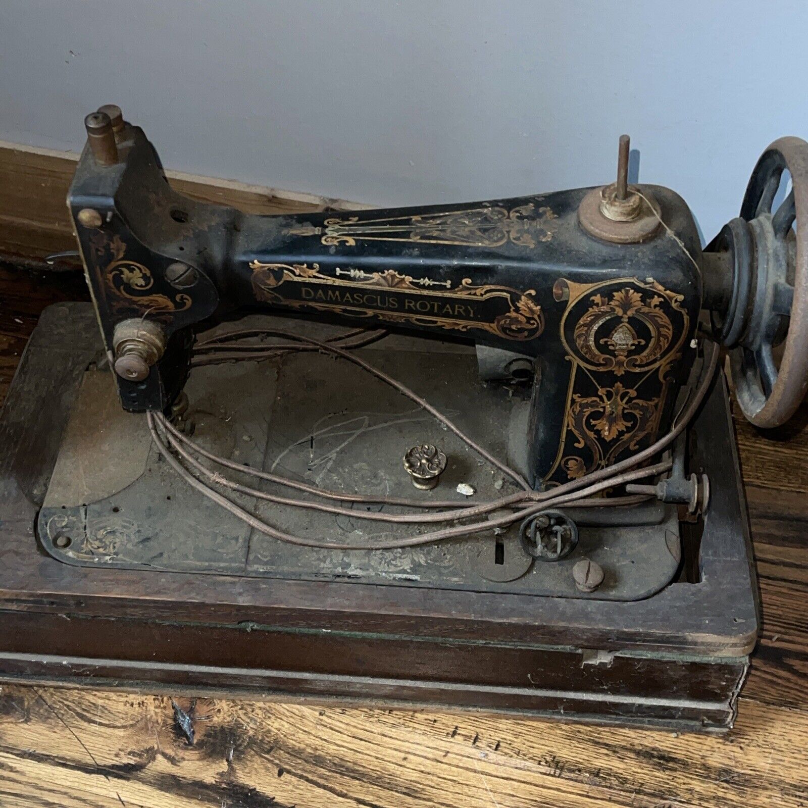VTG Damascus Rotary Sewing Machine For Parts And Display Nostalgia, Not Working