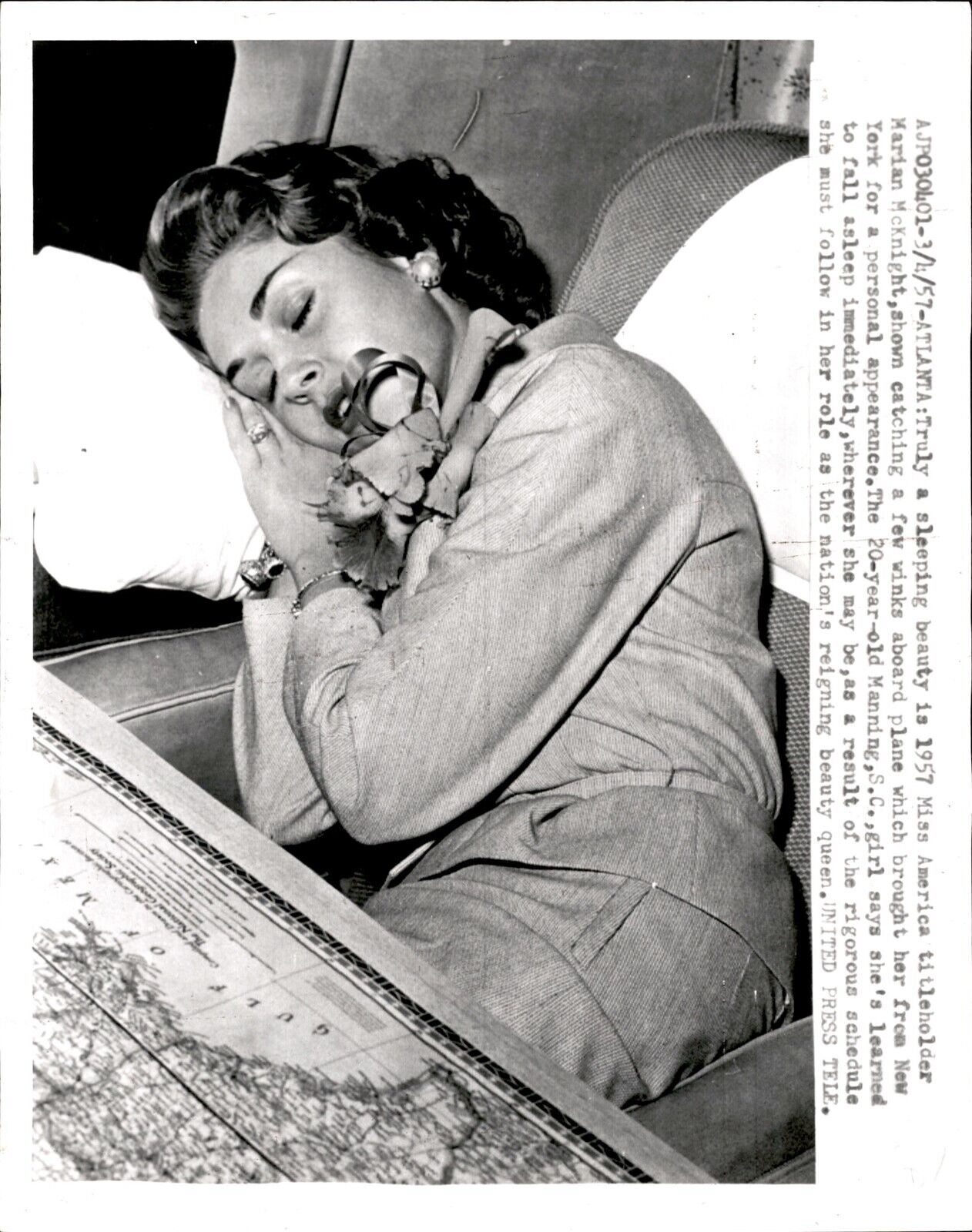 LG4 1957 Wire Photo SLEEPING BEAUTY MISS AMERICA MARIAN MCKNIGHT NEW YORK FLIGHT